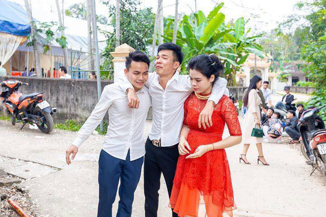 Anh trai bật khóc nức nở trong ngày em gái đi lấy chồng và 4 bức ảnh gây sốt mạng xã hội