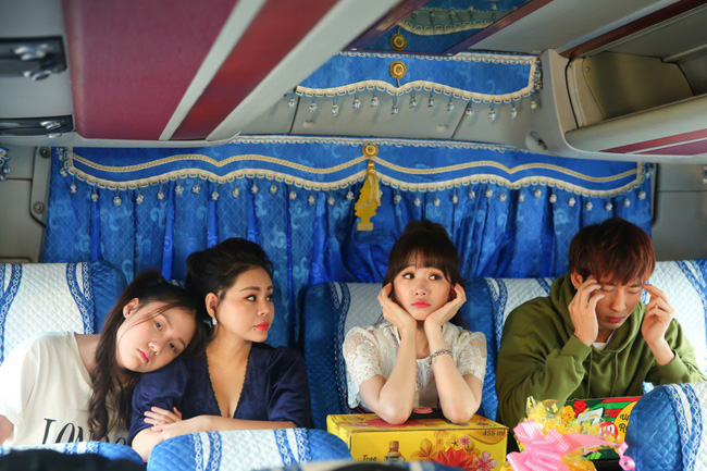 Buồn như Hari Won: Mua 1001 bộ quần áo mới đón Tết nhưng phải ngậm ngùi diện áo bà ba hoa lá cành