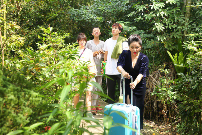 Buồn như Hari Won: Mua 1001 bộ quần áo mới đón Tết nhưng phải ngậm ngùi diện áo bà ba hoa lá cành