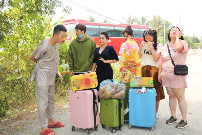 Buồn như Hari Won: Mua 1001 bộ quần áo mới đón Tết nhưng phải ngậm ngùi diện áo bà ba hoa lá cành