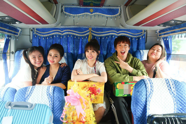 Buồn như Hari Won: Mua 1001 bộ quần áo mới đón Tết nhưng phải ngậm ngùi diện áo bà ba hoa lá cành