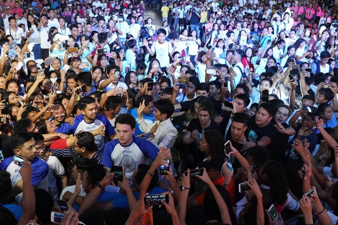 Khoảnh khắc HHen Niê được hàng nghìn khán giả Philippines vây kín, hâm mộ như minh tinh quốc tế