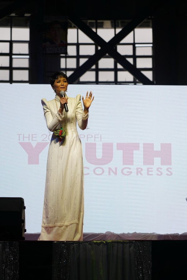 Khoảnh khắc HHen Niê được hàng nghìn khán giả Philippines vây kín, hâm mộ như minh tinh quốc tế