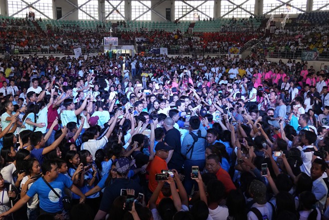 Khoảnh khắc HHen Niê được hàng nghìn khán giả Philippines vây kín, hâm mộ như minh tinh quốc tế