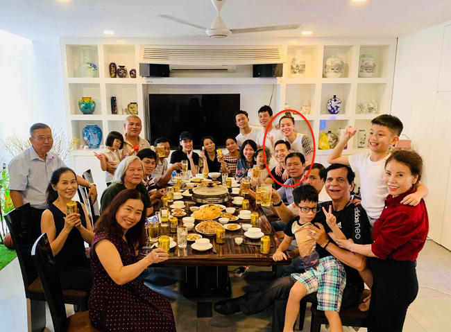 Hà Hồ - Kim Lý xuất hiện tình cảm trong bữa tiệc liên hoan cuối năm