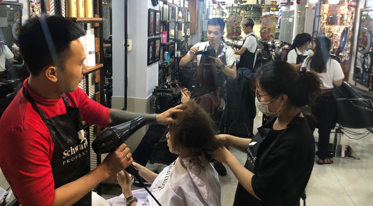 Sẵn sàng chờ đến nửa đêm để được làm đẹp ngày cận Tết