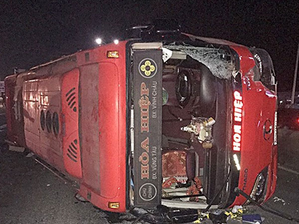 Lật xe, 30 hành khách hoảng loạn