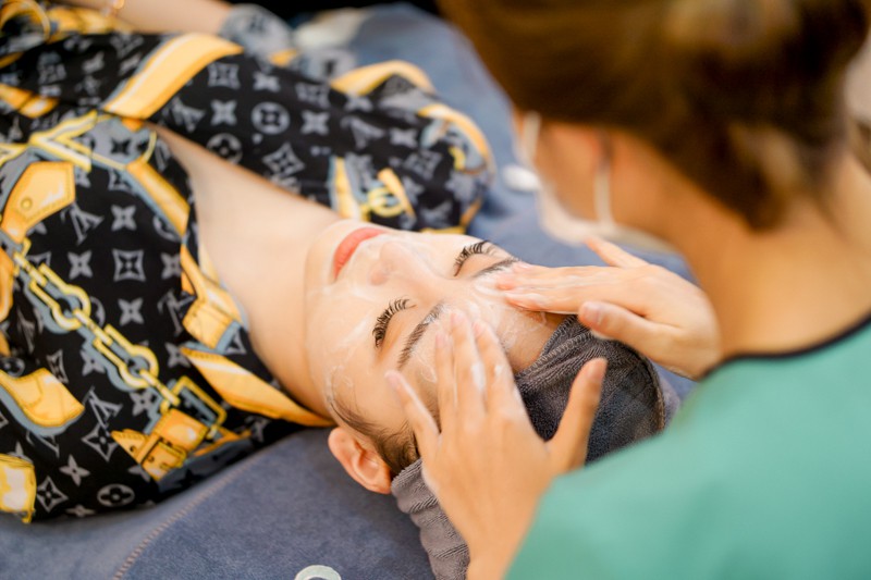 Sát giao thừa, chị em vẫn ùn ùn kéo nhau đi làm đẹp, chủ spa kiếm cả tỉ đồng chỉ trong 1 tuần giáp Tết