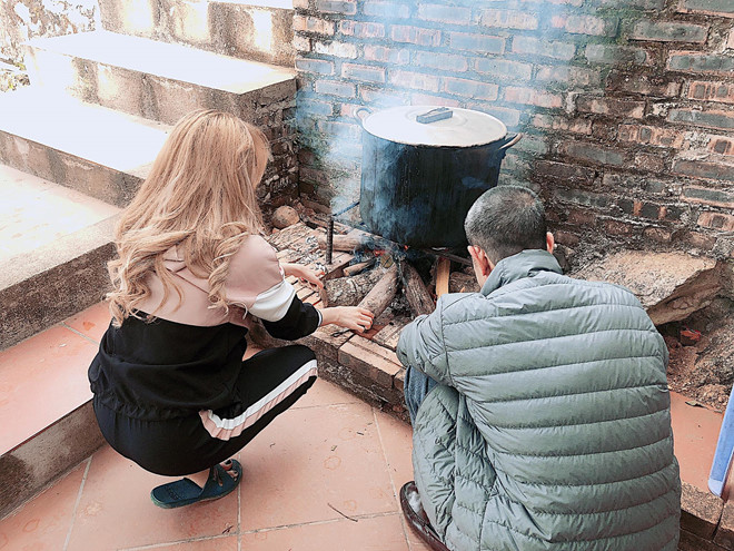 Hoàng Thùy Linh nấu bánh chưng ở Tam Đảo cùng gia đình