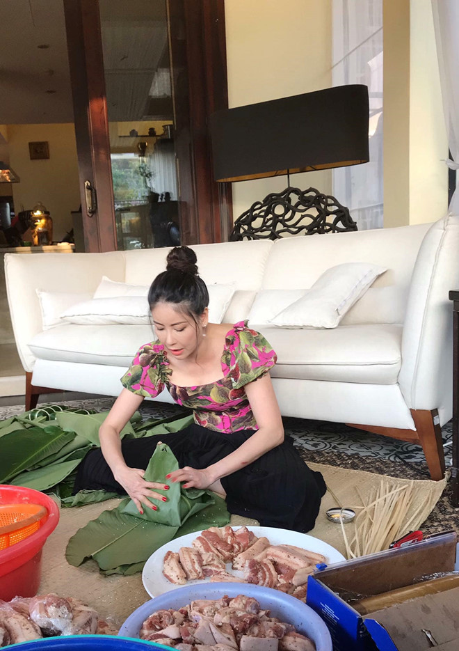 Hoàng Thùy Linh nấu bánh chưng ở Tam Đảo cùng gia đình