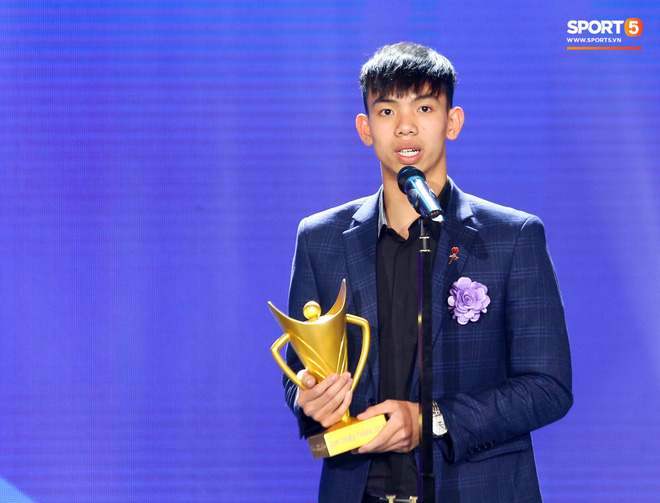 Kình ngư 18 tuổi giành HCB ASIAD lịch sử nghẹn ngào khi nói về việc được thưởng Tết bằng… hoa