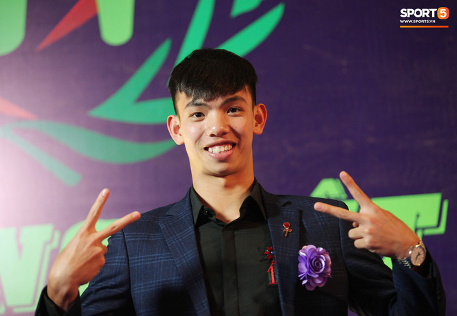 Kình ngư 18 tuổi giành HCB ASIAD lịch sử nghẹn ngào khi nói về việc được thưởng Tết bằng… hoa