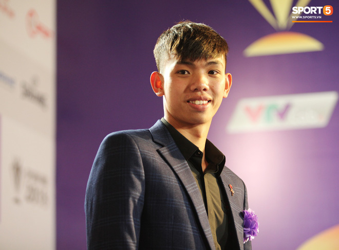 Kình ngư 18 tuổi giành HCB ASIAD lịch sử nghẹn ngào khi nói về việc được thưởng Tết bằng… hoa