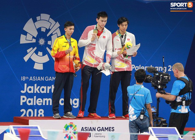 Kình ngư 18 tuổi giành HCB ASIAD lịch sử nghẹn ngào khi nói về việc được thưởng Tết bằng… hoa