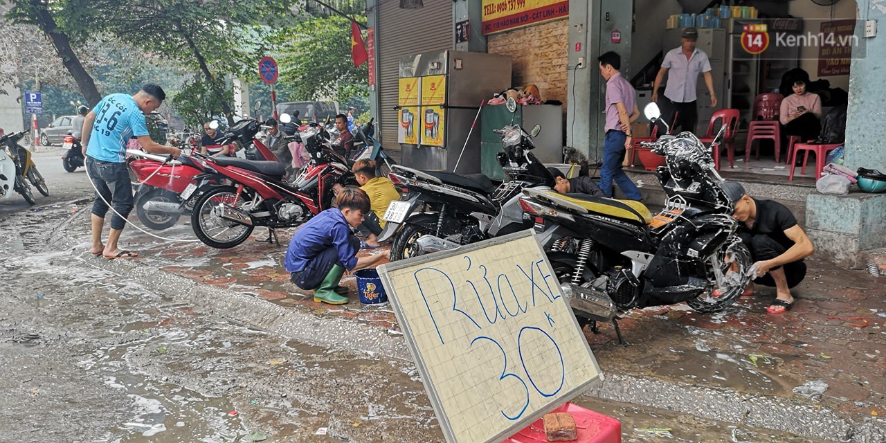 Dịch vụ rửa xe, làm gà thuê tăng giá gấp đôi vẫn đắt khách như tôm tươi chiều 29 Tết