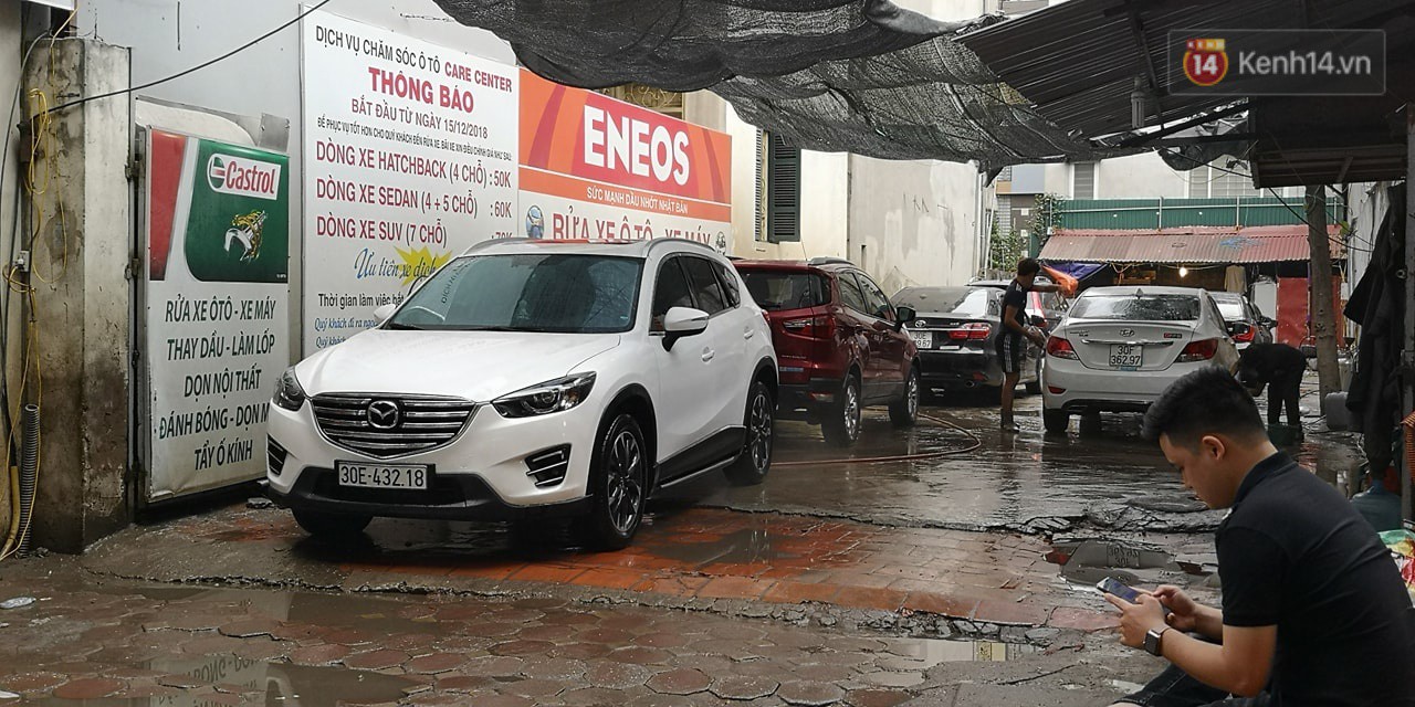 Dịch vụ rửa xe, làm gà thuê tăng giá gấp đôi vẫn đắt khách như tôm tươi chiều 29 Tết