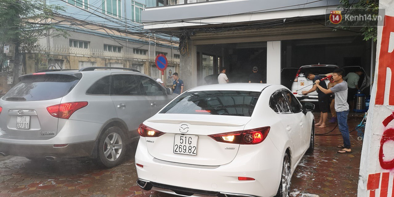 Dịch vụ rửa xe, làm gà thuê tăng giá gấp đôi vẫn đắt khách như tôm tươi chiều 29 Tết