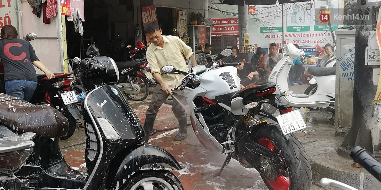 Dịch vụ rửa xe, làm gà thuê tăng giá gấp đôi vẫn đắt khách như tôm tươi chiều 29 Tết