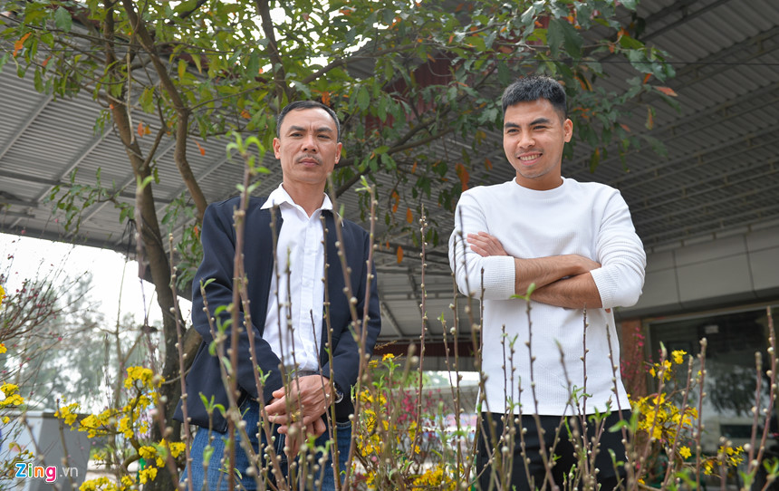 Đức Huy cùng bố chọn hoa, làm cỗ tất niên