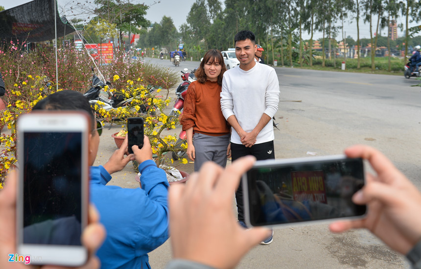 Đức Huy cùng bố chọn hoa, làm cỗ tất niên