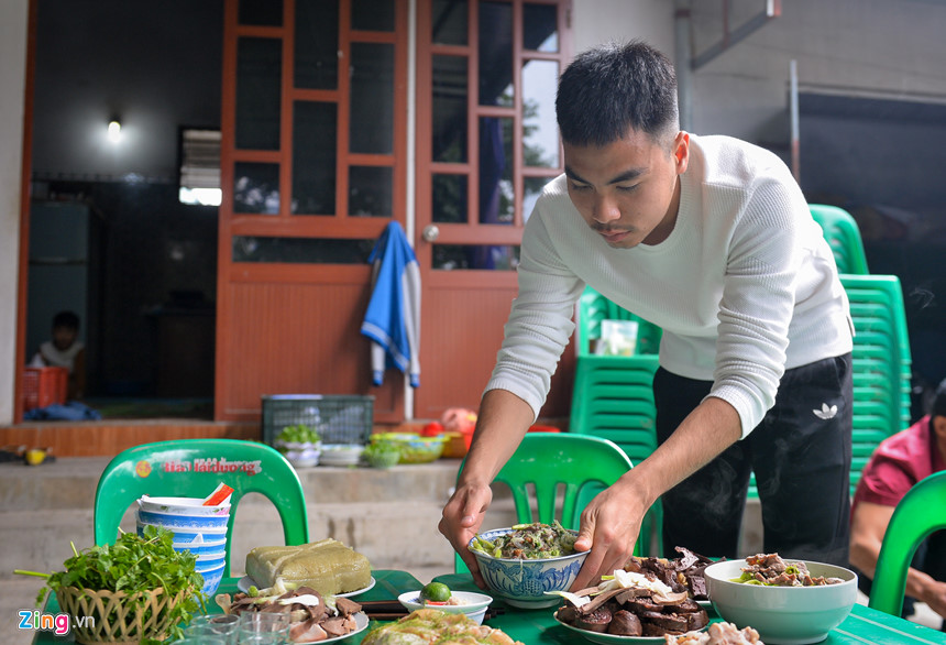 Đức Huy cùng bố chọn hoa, làm cỗ tất niên