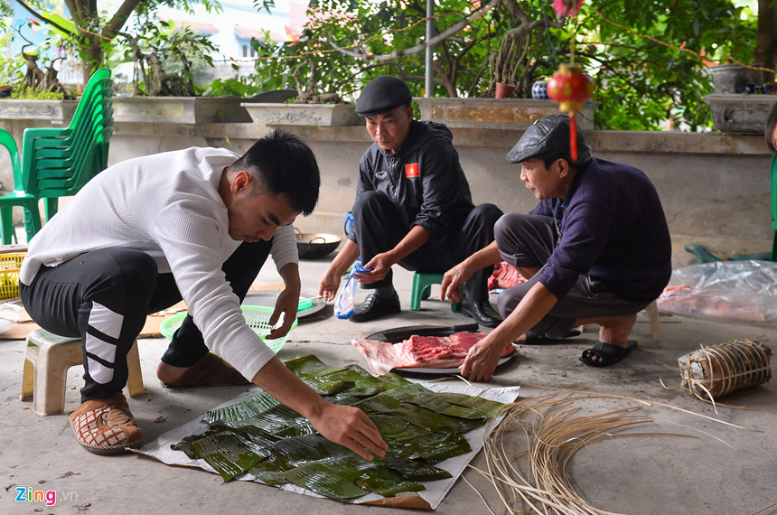 Đức Huy cùng bố chọn hoa, làm cỗ tất niên