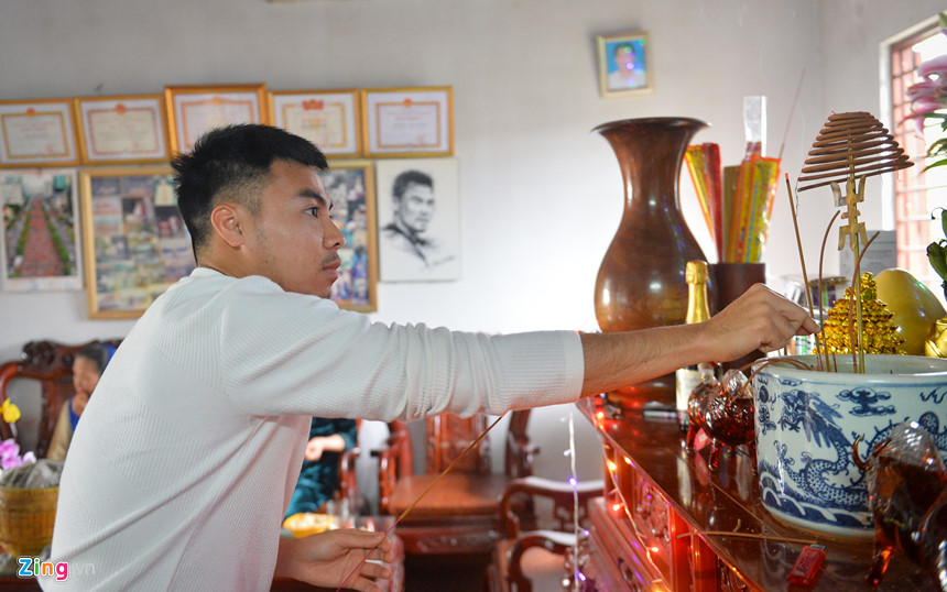 Đức Huy cùng bố chọn hoa, làm cỗ tất niên