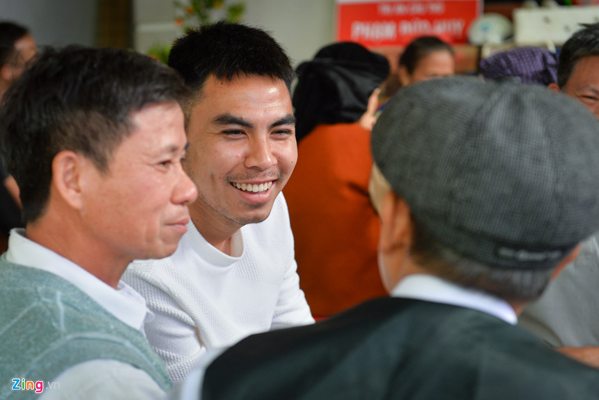 Đức Huy cùng bố chọn hoa, làm cỗ tất niên