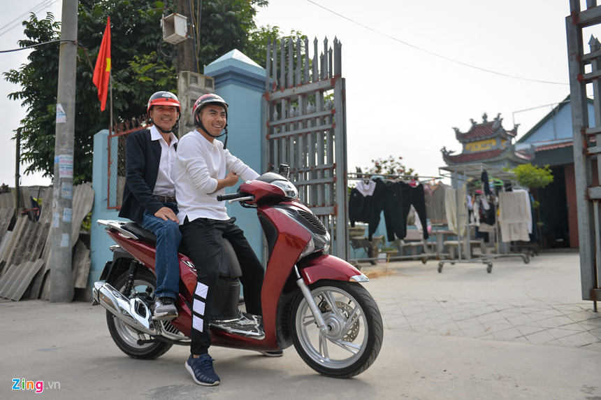 Đức Huy cùng bố chọn hoa, làm cỗ tất niên