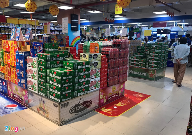 Giá bia trong siêu thị rẻ hơn đại lý, hàng vẫn đầy ắp