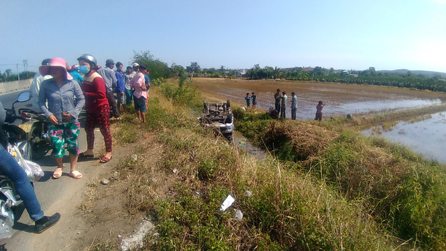 Gia đình 5 người đi xe hơi thoát hiểm kỳ diệu dưới mương nước