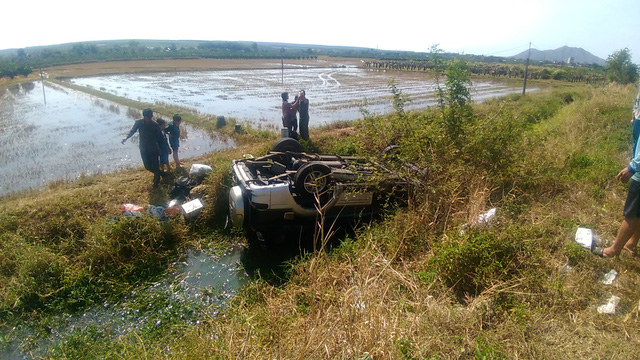 Gia đình 5 người đi xe hơi thoát hiểm kỳ diệu dưới mương nước