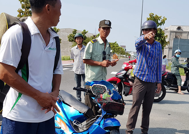 Nam thanh niên nguy kịch sau cú tông xe máy vào ôtô tải