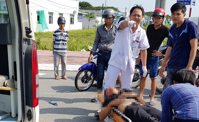 Nam thanh niên nguy kịch sau cú tông xe máy vào ôtô tải