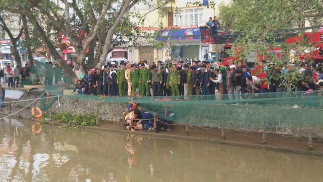 29 Tết, mẹ già phải leo xe thang thuyết phục con trai cố thủ trên ngọn cây ở Ninh Bình