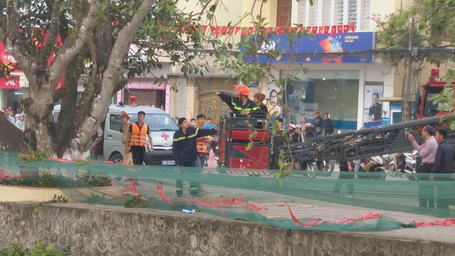 29 Tết, mẹ già phải leo xe thang thuyết phục con trai cố thủ trên ngọn cây ở Ninh Bình