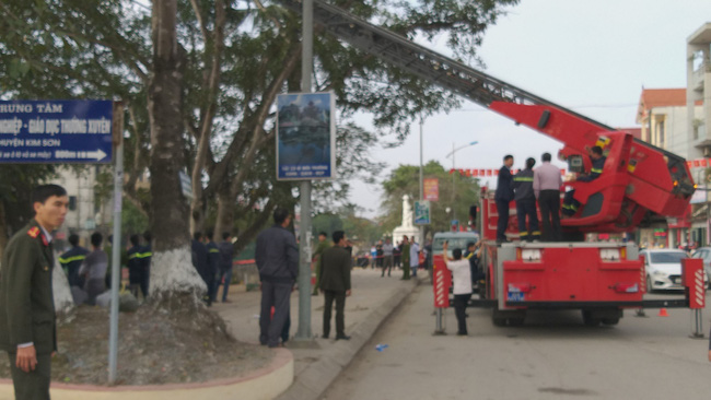 29 Tết, mẹ già phải leo xe thang thuyết phục con trai cố thủ trên ngọn cây ở Ninh Bình