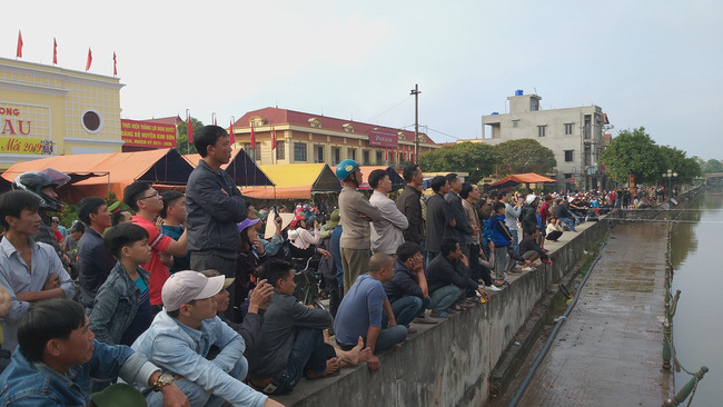 29 Tết, mẹ già phải leo xe thang thuyết phục con trai cố thủ trên ngọn cây ở Ninh Bình