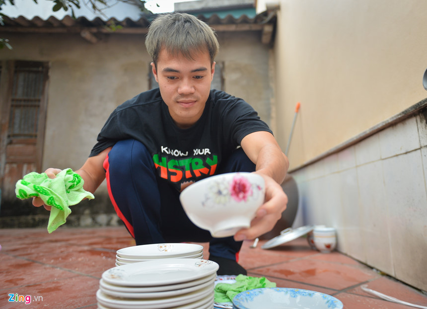 Văn Toàn dọn nhà, giúp mẹ làm cơm tất niên