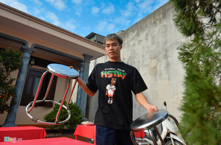 Văn Toàn dọn nhà, giúp mẹ làm cơm tất niên