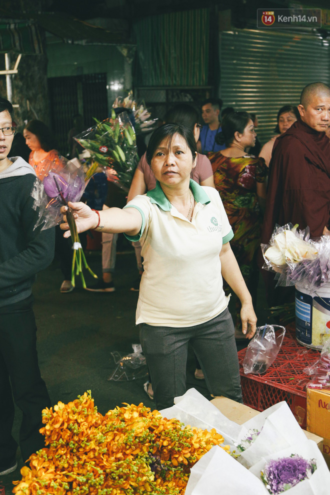 Chợ hoa lớn nhất Sài Gòn tấp nập kẻ bán người mua tối 29 Tết, tiểu thương tươi như hoa vì bán được hàng