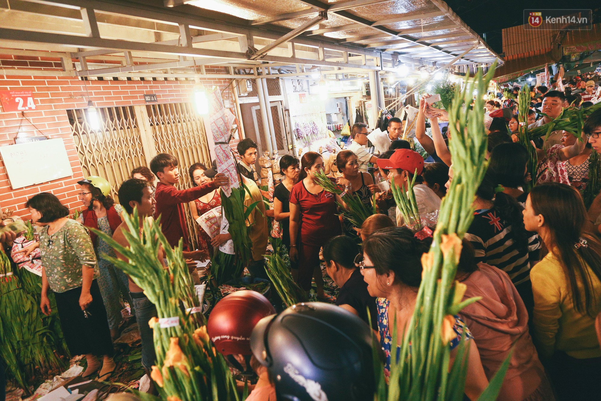 Chợ hoa lớn nhất Sài Gòn tấp nập kẻ bán người mua tối 29 Tết, tiểu thương tươi như hoa vì bán được hàng