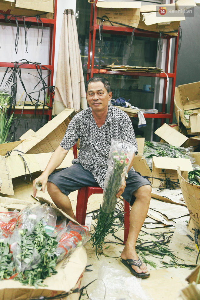 Chợ hoa lớn nhất Sài Gòn tấp nập kẻ bán người mua tối 29 Tết, tiểu thương tươi như hoa vì bán được hàng