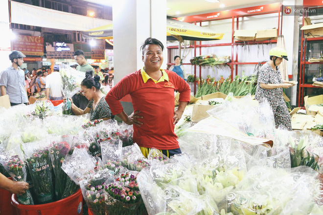 Chợ hoa lớn nhất Sài Gòn tấp nập kẻ bán người mua tối 29 Tết, tiểu thương tươi như hoa vì bán được hàng