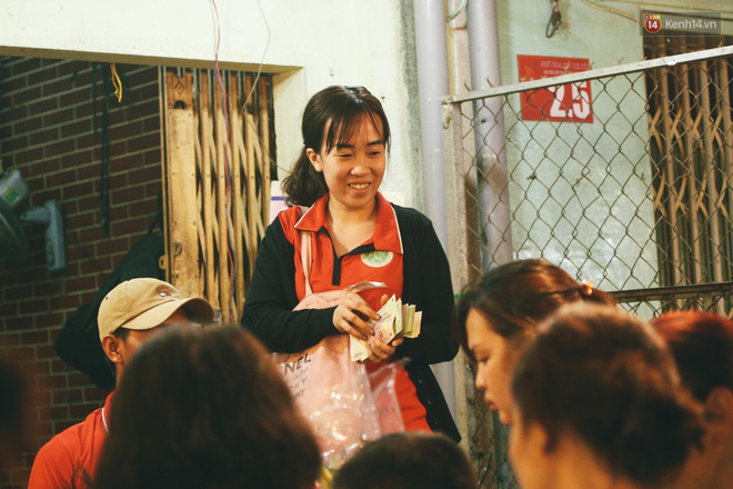 Chợ hoa lớn nhất Sài Gòn tấp nập kẻ bán người mua tối 29 Tết, tiểu thương tươi như hoa vì bán được hàng