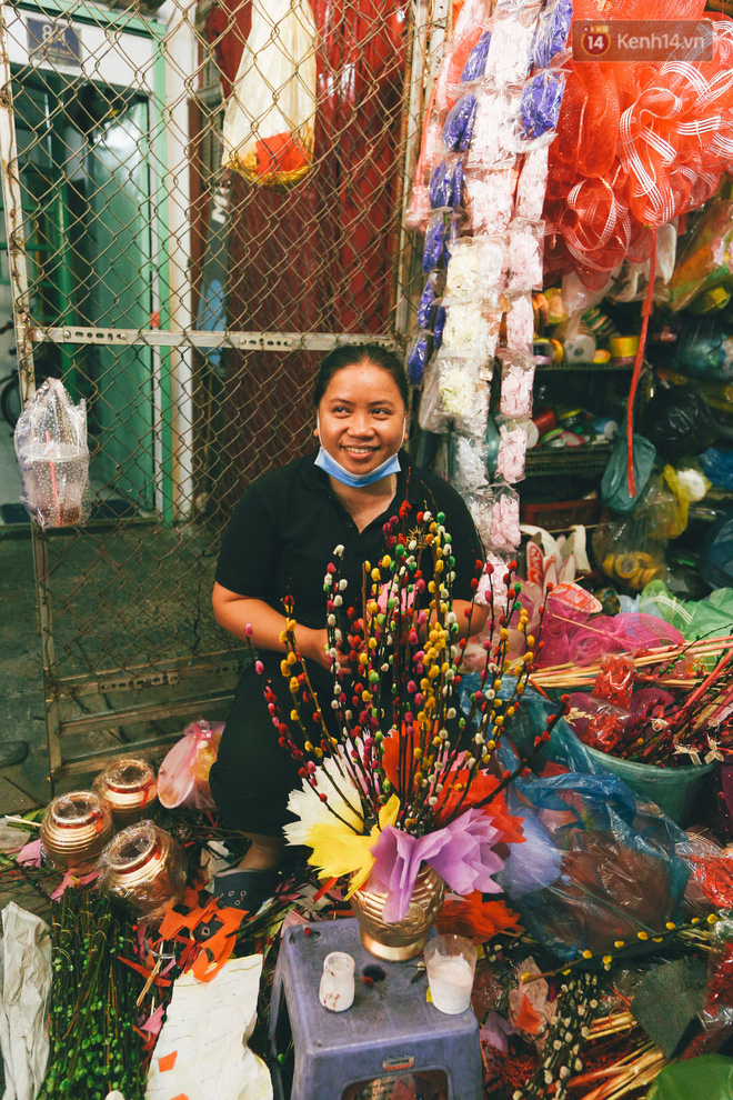 Chợ hoa lớn nhất Sài Gòn tấp nập kẻ bán người mua tối 29 Tết, tiểu thương tươi như hoa vì bán được hàng