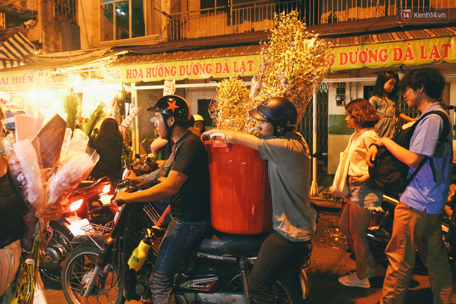 Chợ hoa lớn nhất Sài Gòn tấp nập kẻ bán người mua tối 29 Tết, tiểu thương tươi như hoa vì bán được hàng