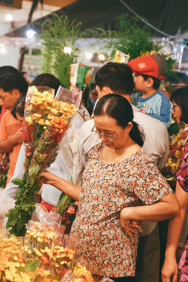 Chợ hoa lớn nhất Sài Gòn tấp nập kẻ bán người mua tối 29 Tết, tiểu thương tươi như hoa vì bán được hàng