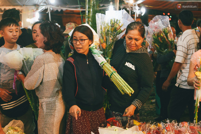Chợ hoa lớn nhất Sài Gòn tấp nập kẻ bán người mua tối 29 Tết, tiểu thương tươi như hoa vì bán được hàng