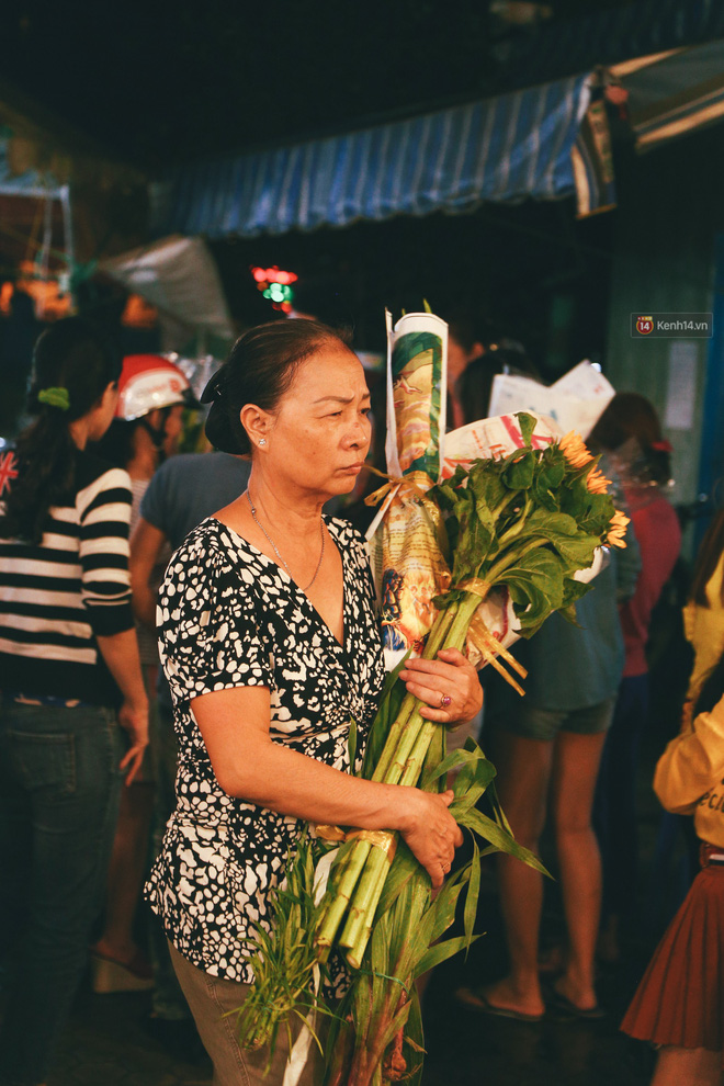 Chợ hoa lớn nhất Sài Gòn tấp nập kẻ bán người mua tối 29 Tết, tiểu thương tươi như hoa vì bán được hàng
